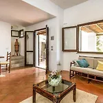 Valeria - Charming House Close To The Villa Geremèas